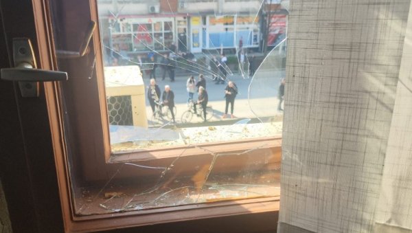 СРАМНО: Вандали каменовали зграду СО Богатић (ФОТО) СРАМНО: Вандали каменовали зграду СО Богатић (ФОТО)