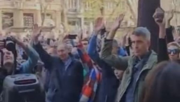 ЂИЛАСОВАЦ ПОЗНАТ ПО СКАНДАЛОЗНОМ СНИМКУ ОДЛУЧИО: Отимамо власт на улици (ВИДЕО) ЂИЛАСОВАЦ ПОЗНАТ ПО СКАНДАЛОЗНОМ СНИМКУ ОДЛУЧИО: Отимамо власт на улици (ВИДЕО)