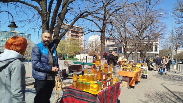 МЕДНИ ДАН У ПАРАЋИНУ: Нема укусних младенчића без меда (ФОТО) МЕДНИ ДАН У ПАРАЋИНУ: Нема укусних младенчића без меда (ФОТО)