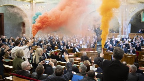 Poslanicima koji su aktivirali dimne bombe zabranjen pristup mađarskom parlamentu Poslanicima koji su aktivirali dimne bombe zabranjen pristup mađarskom parlamentu
