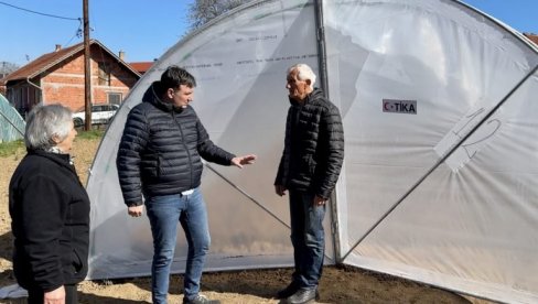 OPREMA ZA UDRUŽENJE ŽENA : „Stari vez“ dobio opremu za rad (FOTO) OPREMA ZA UDRUŽENJE ŽENA : „Stari vez“ dobio opremu za rad (FOTO)