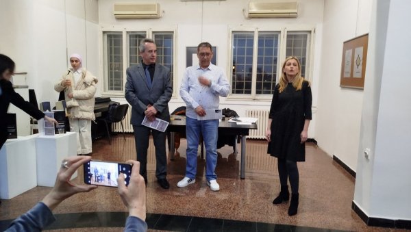 СПАЈАЊЕ НЕСПОЈИВОГ: У Параћину отворена изложба калиграфије нишког уметника Александра Станковића (ФОТО) СПАЈАЊЕ НЕСПОЈИВОГ: У Параћину отворена изложба калиграфије нишког уметника Александра Станковића (ФОТО)
