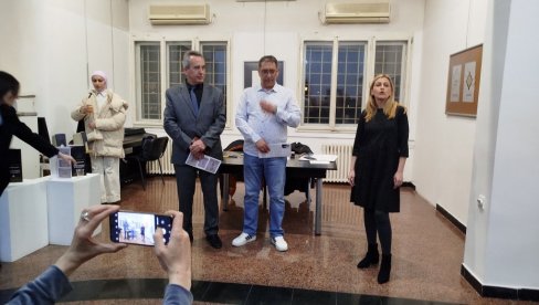 SPAJANJE NESPOJIVOG: U Paraćinu otvorena izložba kaligrafije niškog umetnika Aleksandra Stankovića (FOTO) SPAJANJE NESPOJIVOG: U Paraćinu otvorena izložba kaligrafije niškog umetnika Aleksandra Stankovića (FOTO)