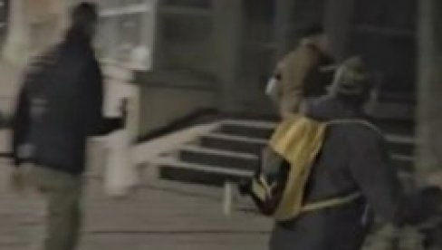 FAŠISTI POKAZALI SVOJE PRAVO LICE: Snimci nemilosrdnog napada na gradonačelnika Niša kao lična karta siledžija i blokadera (VIDEO) FAŠISTI POKAZALI SVOJE PRAVO LICE: Snimci nemilosrdnog napada na gradonačelnika Niša kao lična karta siledžija i blokadera (VIDEO)