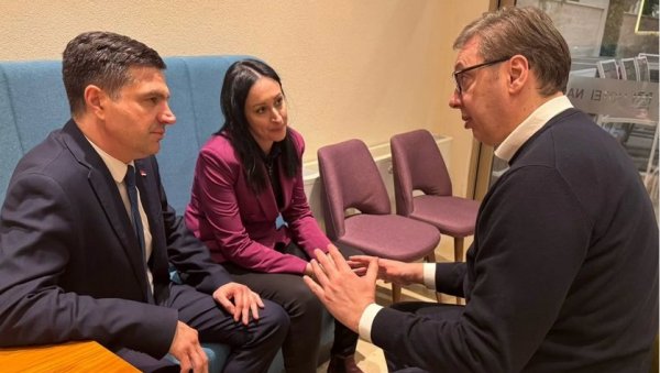 ВУЧИЋ СА СВОЈИМ САРАДНИЦИМА: Поносан на храброст мојих нишких пријатеља Јелене Зарић Ковачевић и Далета Павловића ВУЧИЋ СА СВОЈИМ САРАДНИЦИМА: Поносан на храброст мојих нишких пријатеља Јелене Зарић Ковачевић и Далета Павловића