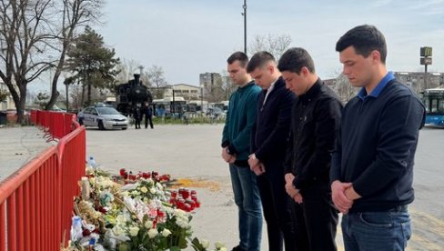 DELEGACIJA STUDENATA KOJI ŽELE DA UČE U NOVOM SADU: Položili venac i odneli cveće za Vukašina i sve žrtve tragedije (FOTO/VIDEO) DELEGACIJA STUDENATA KOJI ŽELE DA UČE U NOVOM SADU: Položili venac i odneli cveće za Vukašina i sve žrtve tragedije (FOTO/VIDEO)