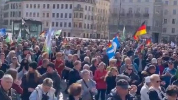 ДИПЛОМАТИЈА УМЕСТО ГРАНАТА: Велики протест у Немачкој (ВИДЕО) ДИПЛОМАТИЈА УМЕСТО ГРАНАТА: Велики протест у Немачкој (ВИДЕО)