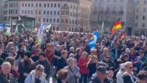 DIPLOMATIJA UMESTO GRANATA: Veliki protest u Nemačkoj (VIDEO) DIPLOMATIJA UMESTO GRANATA: Veliki protest u Nemačkoj (VIDEO)