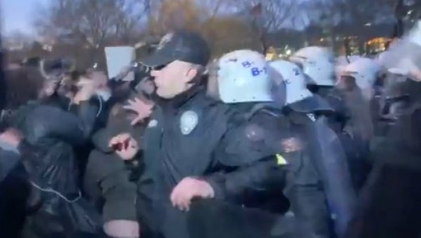 ЗАВОЂЕЊЕ РЕДА: Турски полицајци сузавцем на демонстранте у Истанбулу ЗАВОЂЕЊЕ РЕДА: Турски полицајци сузавцем на демонстранте у Истанбулу