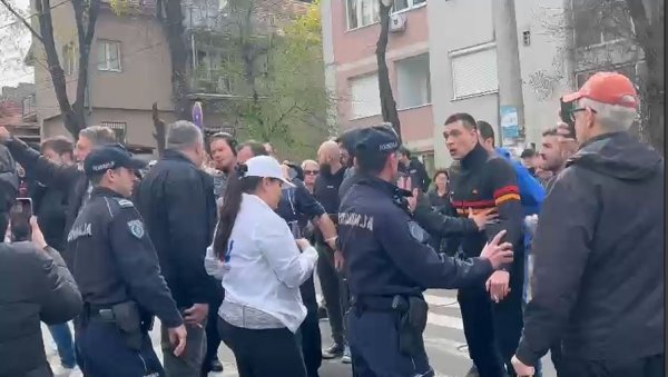 НАСТАВЉАЈУ СЕ ФАШИСТИЧКИ НАПАДИ БЛОКАДЕРА: Дивљају и линчују сваког ко другачије мисли, језиве сцене у Београду (ВИДЕО) НАСТАВЉАЈУ СЕ ФАШИСТИЧКИ НАПАДИ БЛОКАДЕРА: Дивљају и линчују сваког ко другачије мисли, језиве сцене у Београду (ВИДЕО)