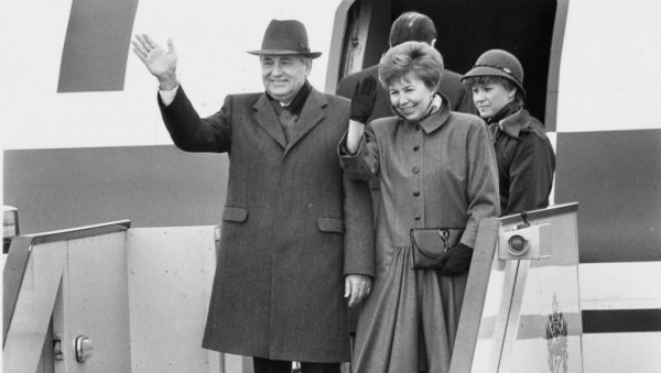 БЕРЛИН ПОДЕЉЕН ЗИДОМ ЕПИЦЕНТАР ХЛАДНОГ РАТА: ЦИА је у Сан Франциску имала јавну кућу где су проститутке доводиле муштерије и давале им дрогу БЕРЛИН ПОДЕЉЕН ЗИДОМ ЕПИЦЕНТАР ХЛАДНОГ РАТА: ЦИА је у Сан Франциску имала јавну кућу где су проститутке доводиле муштерије и давале им дрогу