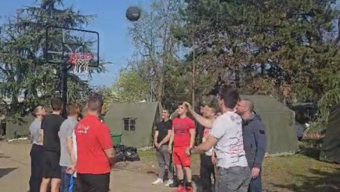 PIONIRSKI PARK: Studenti koji žele da uče šutiraju na koš (VIDEO) PIONIRSKI PARK: Studenti koji žele da uče šutiraju na koš (VIDEO)