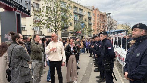 LUDILO NA VRAČARU: Pristalice opozicije provociraju članove SNS i prave incidente (VIDEO) LUDILO NA VRAČARU: Pristalice opozicije provociraju članove SNS i prave incidente (VIDEO)