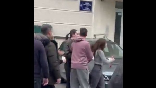 ЈЕЗИВО НАСИЉЕ: Блокадерка чупа девојцицу за косу ЈЕЗИВО НАСИЉЕ: Блокадерка чупа девојцицу за косу