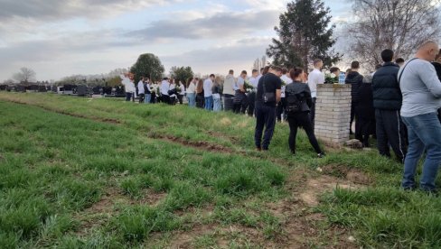 U NEBO POLETELO 19 BELIH BALONA: U Zmajevu sahranjen Vukašin, šesnaesta žrtva nesreće u Novom Sadu - On je sada tamo gde nema bola, tuge U NEBO POLETELO 19 BELIH BALONA: U Zmajevu sahranjen Vukašin, šesnaesta žrtva nesreće u Novom Sadu - On je sada tamo gde nema bola, tuge