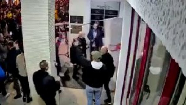 НАСИЉЕ ОПОЗИЦИЈЕ У ЧАЧКУ: Упали у зграду Општине - језиве сцене (ВИДЕО) НАСИЉЕ ОПОЗИЦИЈЕ У ЧАЧКУ: Упали у зграду Општине - језиве сцене (ВИДЕО)