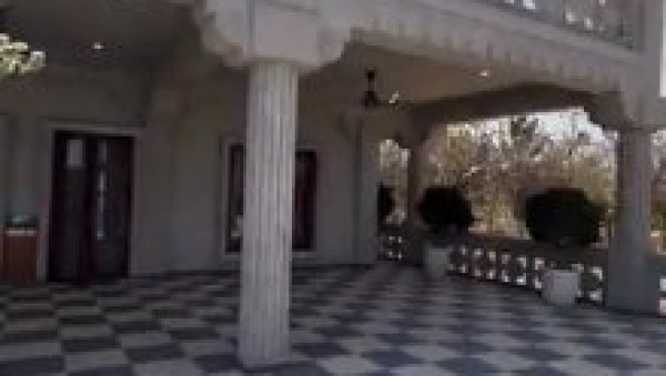 ВЛАСНИК ТВРДИ ТРАЈАЋЕ 1.000 ГОДИНА: У Индији саграђена кућа од гранита и песковца (ВИДЕО) ВЛАСНИК ТВРДИ ТРАЈАЋЕ 1.000 ГОДИНА: У Индији саграђена кућа од гранита и песковца (ВИДЕО)