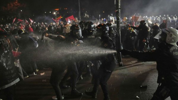 ПОЛИЦИЈА УПОТРЕБИЛА СУЗАВАЦ: Настављени протести у Турској због хапшења градоначелника Истанбула (ВИДЕО/ФОТО) ПОЛИЦИЈА УПОТРЕБИЛА СУЗАВАЦ: Настављени протести у Турској због хапшења градоначелника Истанбула (ВИДЕО/ФОТО)