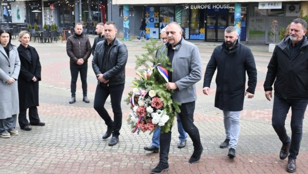 ДА СЕ ОВАЈ ЗЛОЧИН ВИШЕ НИКАД НЕ ПОНОВИ Полагањем венаца на Тргу браће Милић одата почаст страдалима у бомбардовању (ФОТО) ДА СЕ ОВАЈ ЗЛОЧИН ВИШЕ НИКАД НЕ ПОНОВИ Полагањем венаца на Тргу браће Милић одата почаст страдалима у бомбардовању (ФОТО)