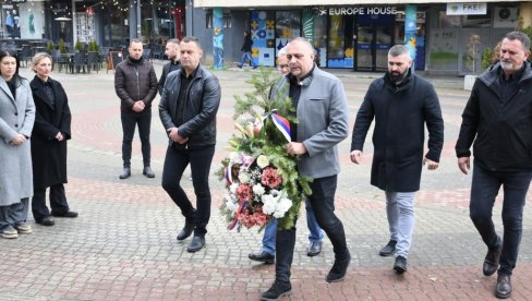 DA SE OVAJ ZLOČIN VIŠE NIKAD NE PONOVI Polaganjem venaca na Trgu braće Milić odata počast stradalima u bombardovanju (FOTO) DA SE OVAJ ZLOČIN VIŠE NIKAD NE PONOVI Polaganjem venaca na Trgu braće Milić odata počast stradalima u bombardovanju (FOTO)