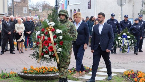U SMEDEREVU OBELEŽENA GODIŠNJICA NATO BOMBARDOVANJA: U agresiji stradalo četrnaestoro Smederevaca U SMEDEREVU OBELEŽENA GODIŠNJICA NATO BOMBARDOVANJA: U agresiji stradalo četrnaestoro Smederevaca