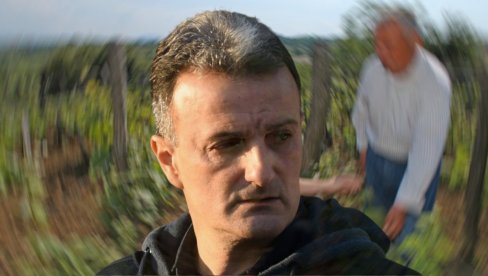 PEVAČ NAPUSTIO BEOGRAD: Sam sagradio kuću na Kosmaju, mir našao u prirodi - sadi voće i gaji baštu PEVAČ NAPUSTIO BEOGRAD: Sam sagradio kuću na Kosmaju, mir našao u prirodi - sadi voće i gaji baštu