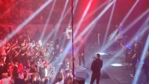 ZNAM JA ŠTA VAS UBIJA - KOSOVO JE SRBIJA Pogledajte kako je protekao koncert Baje Malog Knindže u Kragujevcu (VIDEO) ZNAM JA ŠTA VAS UBIJA - KOSOVO JE SRBIJA Pogledajte kako je protekao koncert Baje Malog Knindže u Kragujevcu (VIDEO)