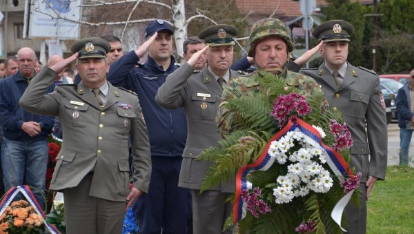 У ВЛАСОТИНЦУ ПРИЈЕМ ПОРОДИЦА ПОГИНУЛИХ: Општине Јабланичког округа одале пошту жртвама НАТО агресије У ВЛАСОТИНЦУ ПРИЈЕМ ПОРОДИЦА ПОГИНУЛИХ: Општине Јабланичког округа одале пошту жртвама НАТО агресије