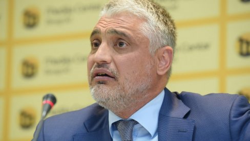 ČEDU IZBACUJU IZ KUĆE: Policija i vatrogasci pred vilom ČEDU IZBACUJU IZ KUĆE: Policija i vatrogasci pred vilom