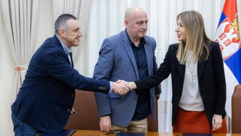 RUDARIMA RESAVICE VEĆE PLATE: Potpiasne izmene kolektivnog ugovora RUDARIMA RESAVICE VEĆE PLATE: Potpiasne izmene kolektivnog ugovora