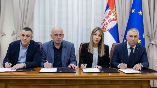 РУДАРИ ДОБИЛИ ПОВЕЋАЊЕ: Министарка Ђедовић Хандановић на потписивању колективног уговора РУДАРИ ДОБИЛИ ПОВЕЋАЊЕ: Министарка Ђедовић Хандановић на потписивању колективног уговора
