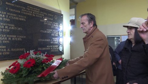 U JAGODINI ODATA POČAST STRADALIMA TOKOM NATO BOMBARDOVANJA: Nisu zaboravili heroje (FOTO) U JAGODINI ODATA POČAST STRADALIMA TOKOM NATO BOMBARDOVANJA: Nisu zaboravili heroje (FOTO)
