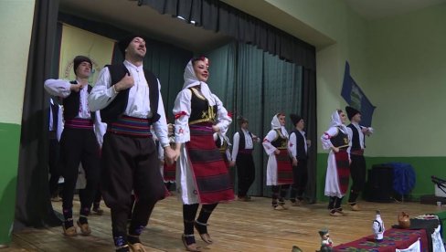 NASTAVLJENA MANIFESTACIJA SUSRETI KUDOVA: Brojna publika folkloraše pozdravila aplauzima (FOTO) NASTAVLJENA MANIFESTACIJA SUSRETI KUDOVA: Brojna publika folkloraše pozdravila aplauzima (FOTO)