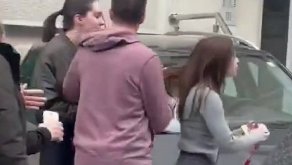 УЗНЕМИРУЈУЋЕ! Опозиција и блокадери туку жене - језиви снимци (ВИДЕО) УЗНЕМИРУЈУЋЕ! Опозиција и блокадери туку жене - језиви снимци (ВИДЕО)