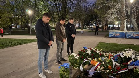 ODALI POČAST: Studenti koji žele da uče položili venac na spomenik Milici Rakić (FOTO) ODALI POČAST: Studenti koji žele da uče položili venac na spomenik Milici Rakić (FOTO)