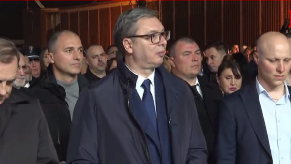 ОВО ЈЕ СЛИКА ДВЕ СРБИЈЕ Док једна ужива на блокади у Немањиној, друга тугује у Батајници за жртвама НАТО агресије! (ВИДЕО) ОВО ЈЕ СЛИКА ДВЕ СРБИЈЕ Док једна ужива на блокади у Немањиној, друга тугује у Батајници за жртвама НАТО агресије! (ВИДЕО)