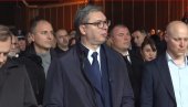 OVO JE SLIKA DVE SRBIJE Dok jedna uživa na blokadi u Nemanjinoj, druga tuguje u Batajnici za žrtvama NATO agresije! (VIDEO)