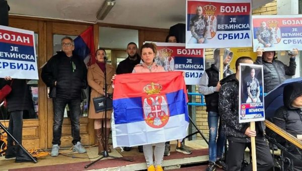 ОЏАЦИ УЗ БОЈАНА: Грађани се окупили у знак подршке рањеном суграђанину (ФОТО) ОЏАЦИ УЗ БОЈАНА: Грађани се окупили у знак подршке рањеном суграђанину (ФОТО)