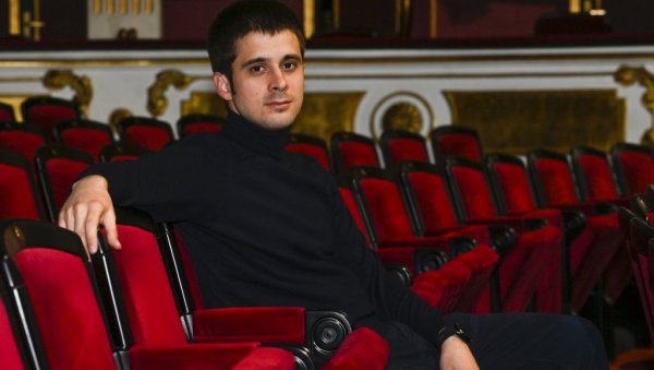 ХУМОР ИМА МОЋ ДА РАЗГРАДИ СТРАХ: Интервју - Ђорђе Косић, драмски писац