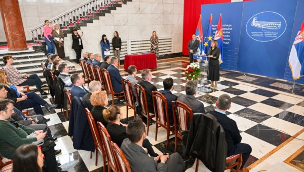 НАЦИОНАЛНИМ САВЕТИМА У ВОЈВОДИНИ ДОДЕЉЕНО 80 МИЛИОНА ДИНАРА: Уговоре уручила председница Покрајинске владе Маја Гојковић НАЦИОНАЛНИМ САВЕТИМА У ВОЈВОДИНИ ДОДЕЉЕНО 80 МИЛИОНА ДИНАРА: Уговоре уручила председница Покрајинске владе Маја Гојковић