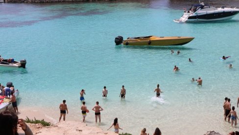 TURISTI SU SKORO UNIŠTILI OVO OSTRVO, ALI SADA JE KRAJ: Uvedena velika restrikcija - Ograničili broj ljudi koji mogu da dođu do njega TURISTI SU SKORO UNIŠTILI OVO OSTRVO, ALI SADA JE KRAJ: Uvedena velika restrikcija - Ograničili broj ljudi koji mogu da dođu do njega