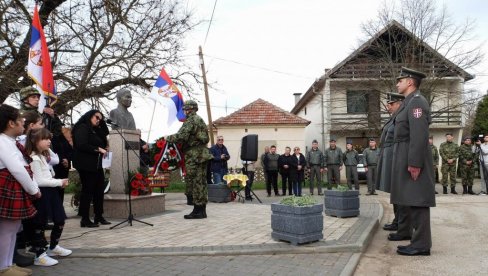 OD HEROJSKE POGIBIJE PILOTA ŽIVOTE ĐURIĆA 26 GODINA: „Dan sećanja“ organizovan u njegovom rodnom Davidovcu (FOTO) OD HEROJSKE POGIBIJE PILOTA ŽIVOTE ĐURIĆA 26 GODINA: „Dan sećanja“ organizovan u njegovom rodnom Davidovcu (FOTO)