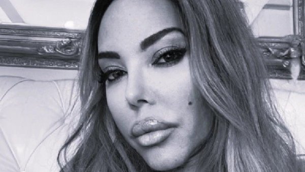 ПОЗНАТА ЛАТИНО ГЛУМИЦА ПРОНАЂЕНА МРТВА У СВОМ СТАНУ: Одељење за убиства ЛАСД истражује узрок смрти ПОЗНАТА ЛАТИНО ГЛУМИЦА ПРОНАЂЕНА МРТВА У СВОМ СТАНУ: Одељење за убиства ЛАСД истражује узрок смрти