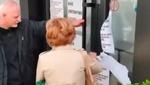 SVAKA ČAST, PROFESORKA: Pocepala nakaradne plakate blokadera sa vrata Fakulteta savremene umetnosti (VIDEO)