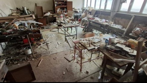 HOROR I KATASTROFA: Pogledajte kako su blokaderi uništili školu u Leskovcu (FOTO) HOROR I KATASTROFA: Pogledajte kako su blokaderi uništili školu u Leskovcu (FOTO)