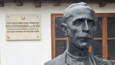 HEROJ PONOVO PRED RODNOM KUĆOM: Vraćena bista Koste Stamenkovića ukradena pre dest godina u Leskovcu HEROJ PONOVO PRED RODNOM KUĆOM: Vraćena bista Koste Stamenkovića ukradena pre dest godina u Leskovcu