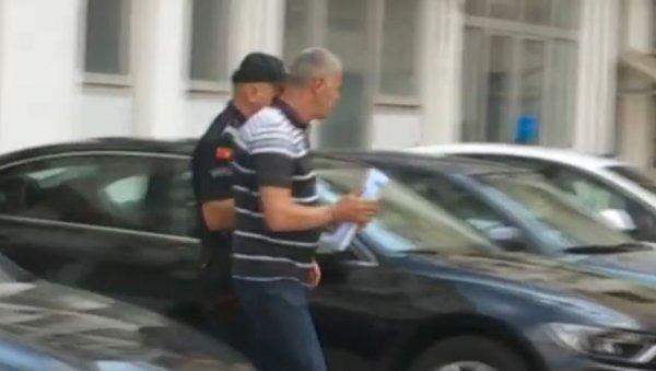 ЕВО КО ЈЕ ЦРНОГОРАЦ УХАПШЕН У БЕОГРАДУ: Одбегли вођа клана, познат по крвној освети и рањавању у Спужу ЕВО КО ЈЕ ЦРНОГОРАЦ УХАПШЕН У БЕОГРАДУ: Одбегли вођа клана, познат по крвној освети и рањавању у Спужу