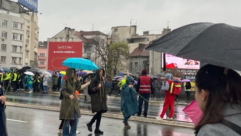 MOGU PRAVO U LJOTIĆEV ZBOR: Prosvetni radnici istakli jezivi simbol fašizma na blokadi Brankovog mosta MOGU PRAVO U LJOTIĆEV ZBOR: Prosvetni radnici istakli jezivi simbol fašizma na blokadi Brankovog mosta