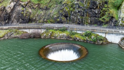 ŠTA SE DEŠAVA? Jezero ponovo počelo da guta vodu ŠTA SE DEŠAVA? Jezero ponovo počelo da guta vodu