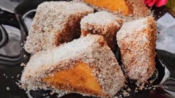 ТРОУГЛАСТИ ЧУПАВЦИ: Издашни, сочни и миришљави колачи које сви воле (ВИДЕО) ТРОУГЛАСТИ ЧУПАВЦИ: Издашни, сочни и миришљави колачи које сви воле (ВИДЕО)